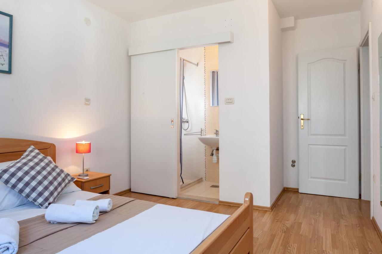 Apartments Leut 80M From The Sea Podgora Habitación foto