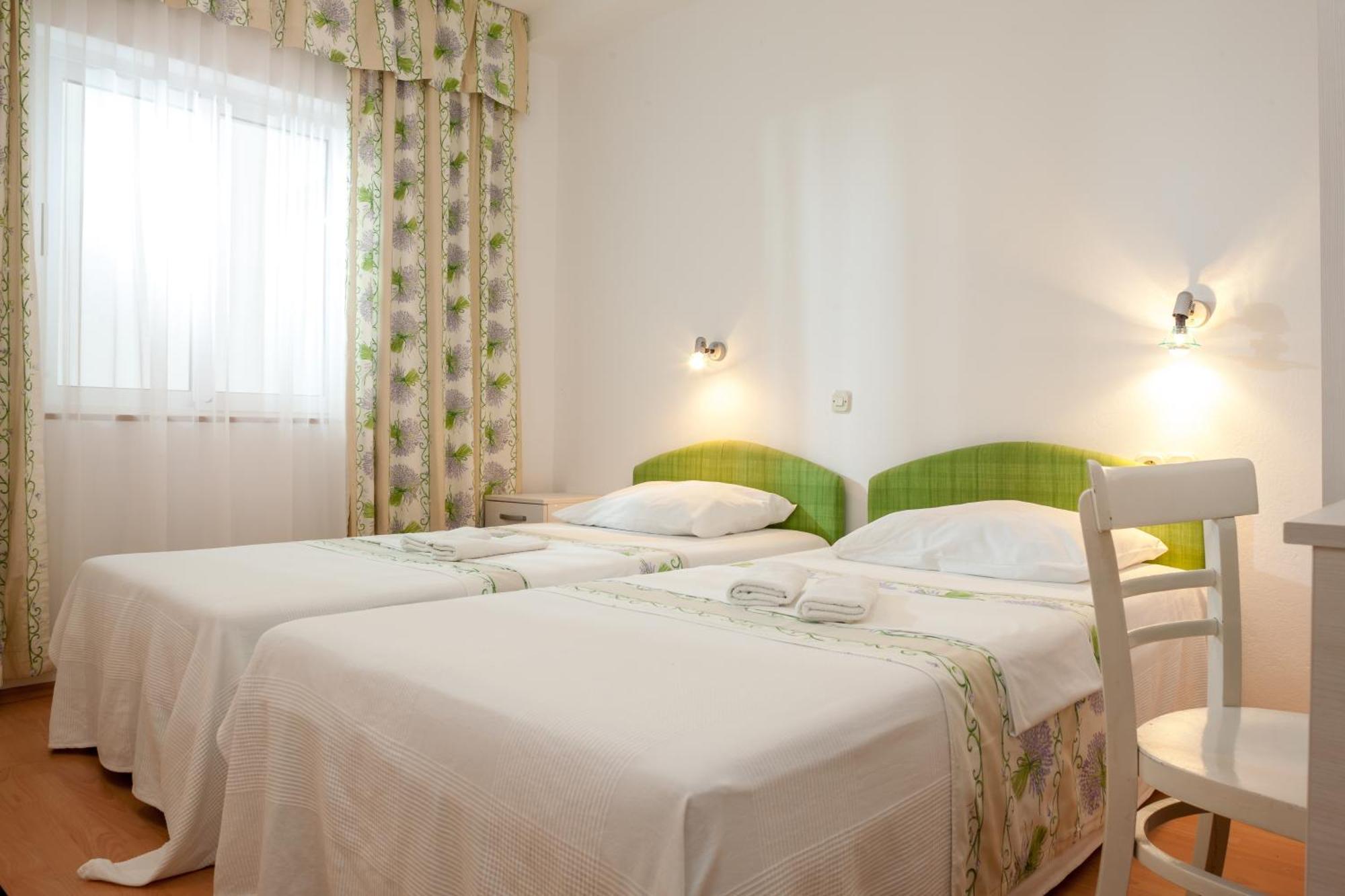 Apartments Leut 80M From The Sea Podgora Habitación foto