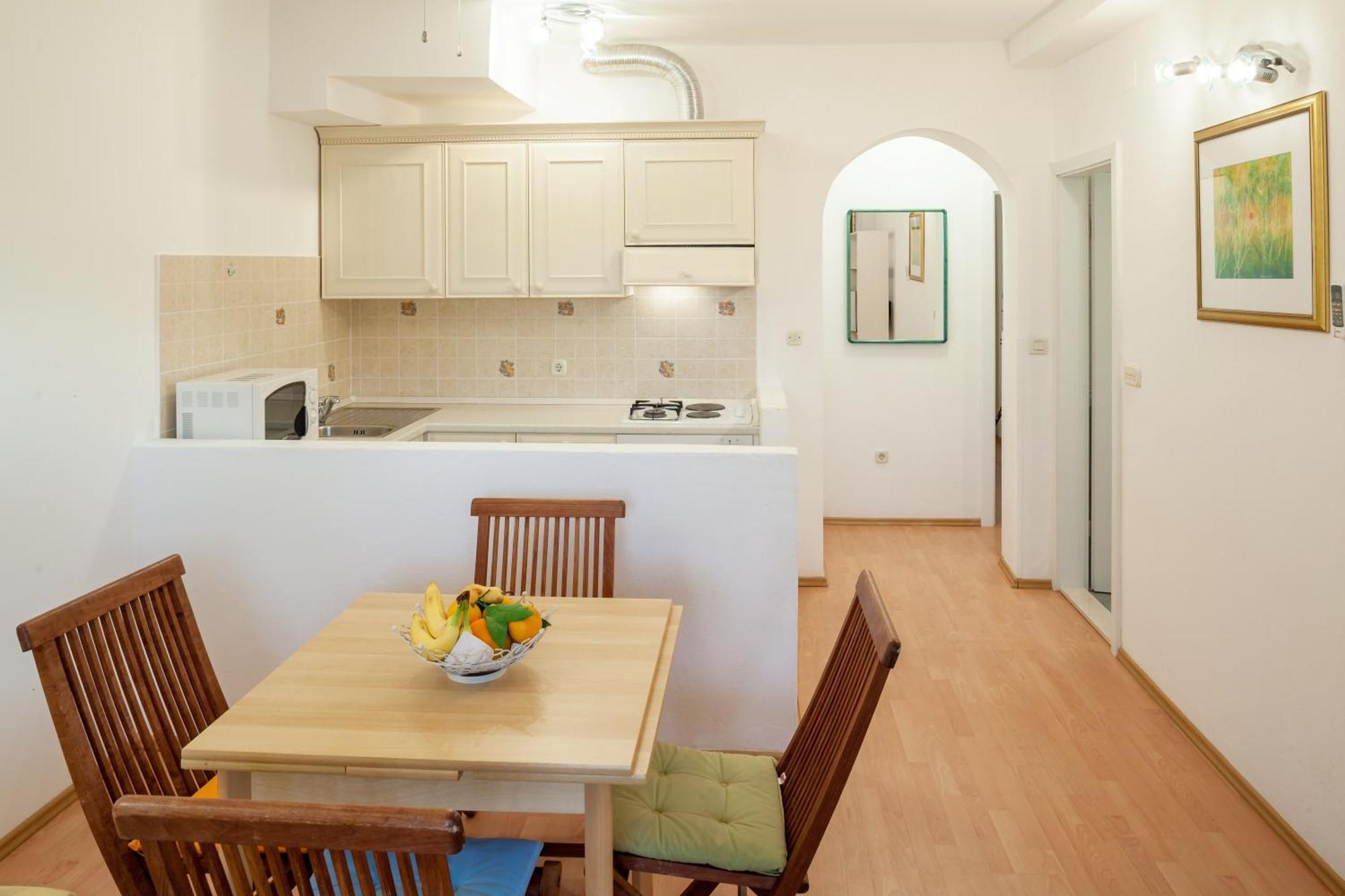 Apartments Leut 80M From The Sea Podgora Habitación foto