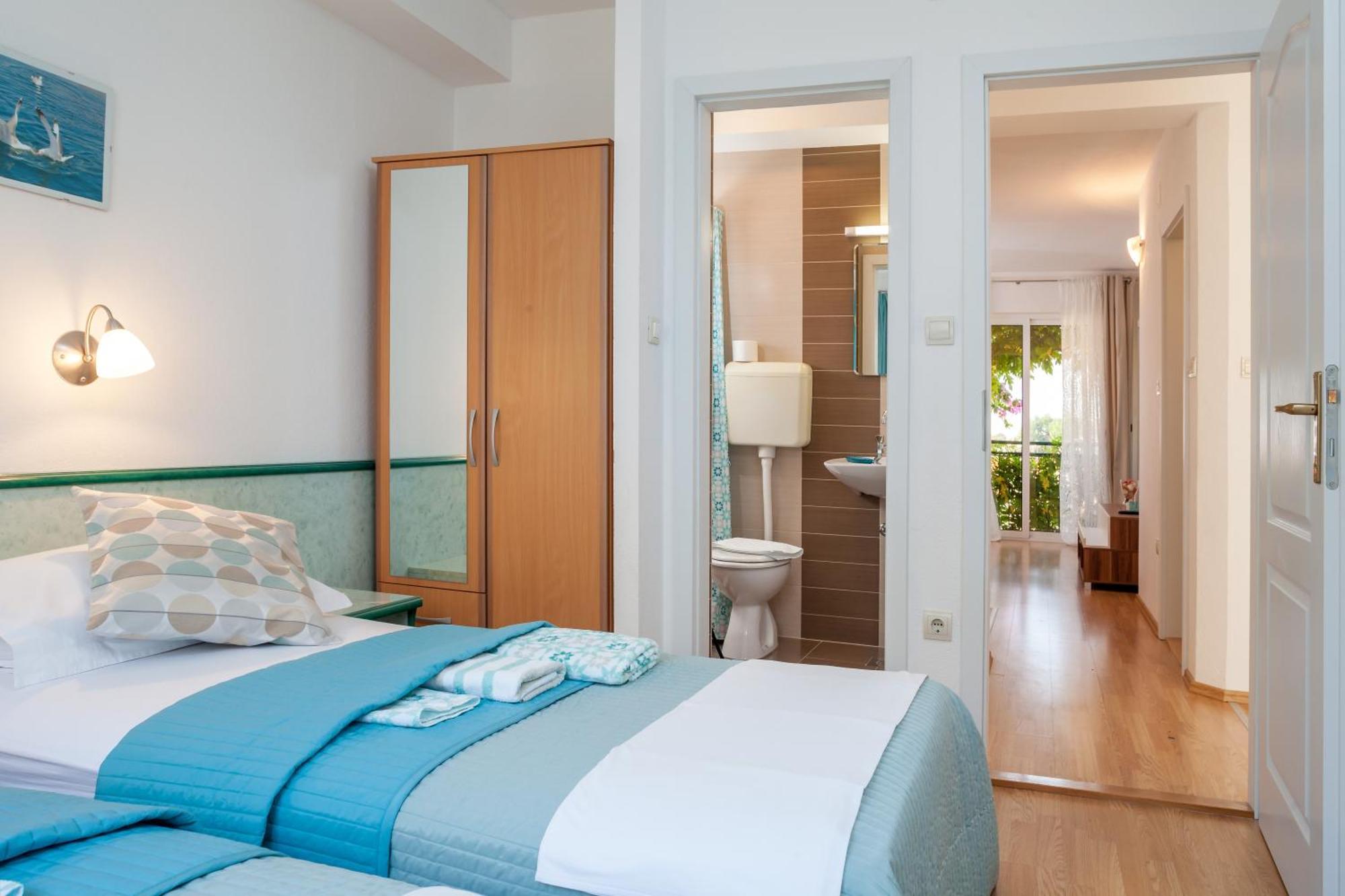 Apartments Leut 80M From The Sea Podgora Habitación foto