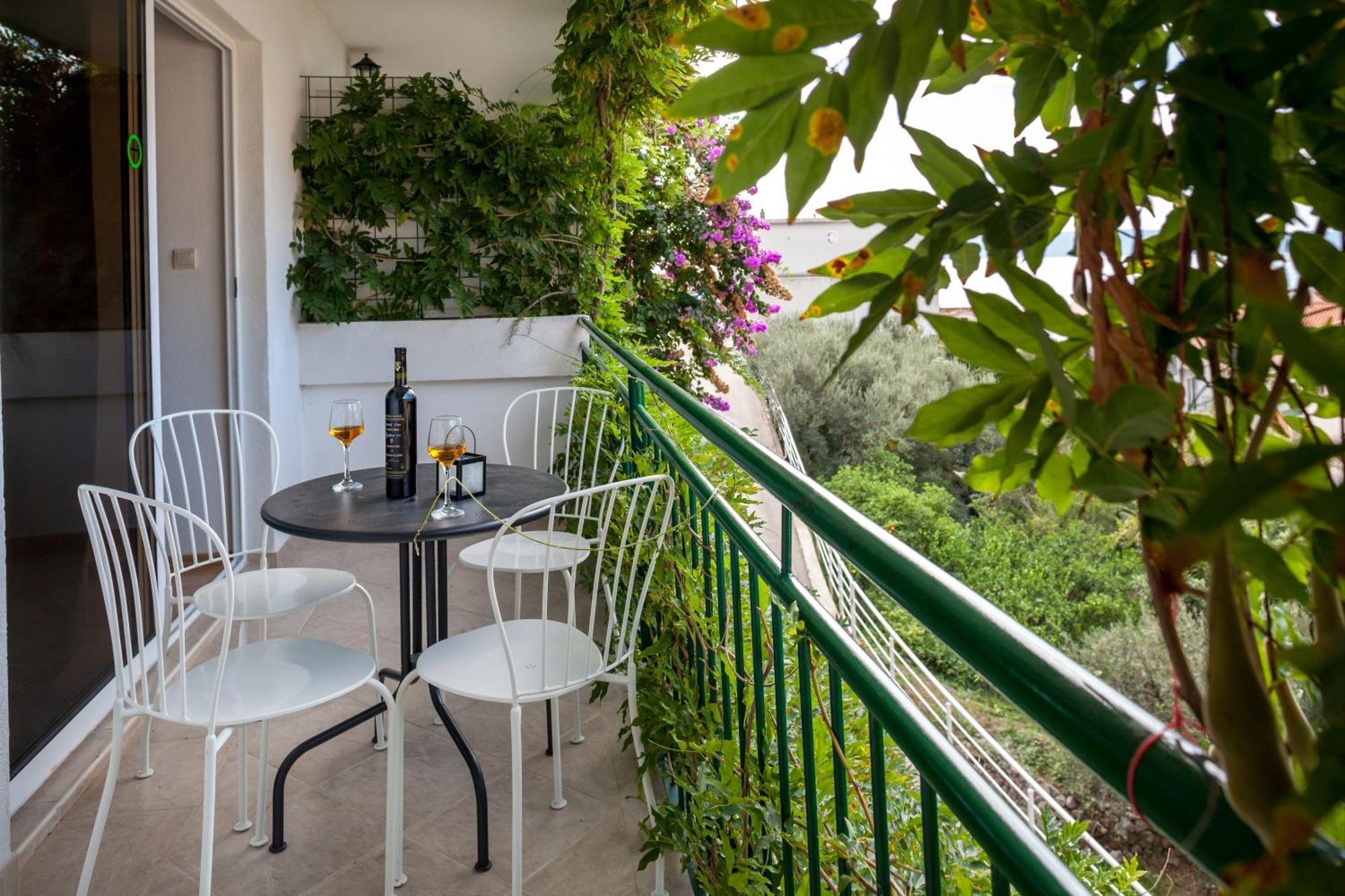 Apartments Leut 80M From The Sea Podgora Habitación foto